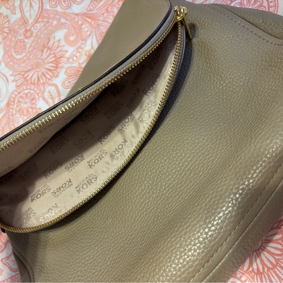 Michael Kors Brown Leather Shoulder Bag with Gold Accentsvery good condition - Picture 6 of 11